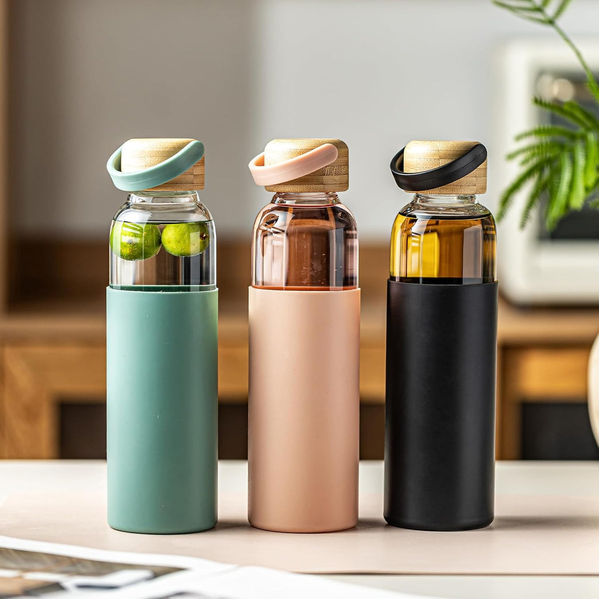 21oz Borosilicate Glass Water Bottles with Silicone Non-Slip Sleeve & Leak-Proof Lid-Reusable Drink Bottle for Office,Travel,Gym,Hiking-BPA Free,Ideal Gift for Home,Car &Fitness (Pink+Green)