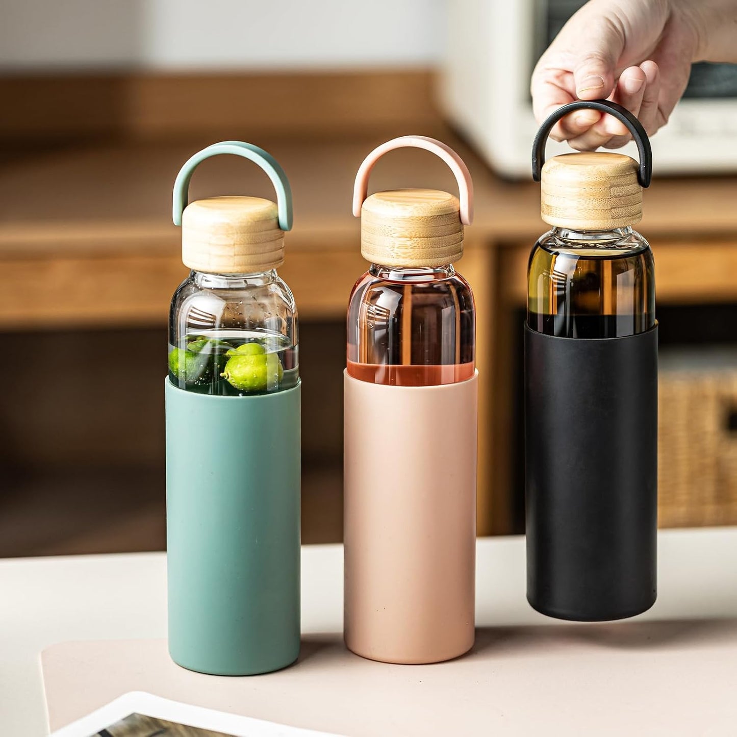 21oz Borosilicate Glass Water Bottles with Silicone Non-Slip Sleeve & Leak-Proof Lid-Reusable Drink Bottle for Office,Travel,Gym,Hiking-BPA Free,Ideal Gift for Home,Car &Fitness (Black)