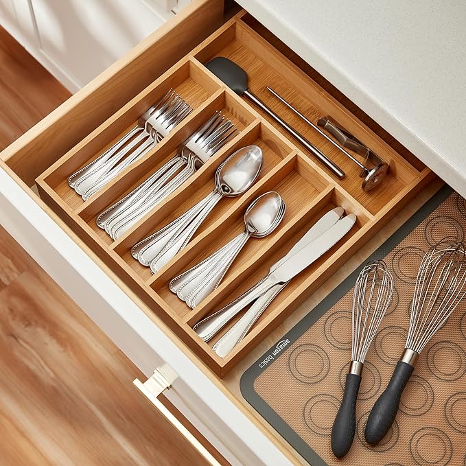 Amazon Basics Silverware Set, Stainless Steel Flatware, Dishwasher Safe, Easy to Clean, Service for 4, 20-Piece Forks and Spoons, Pearled Edge